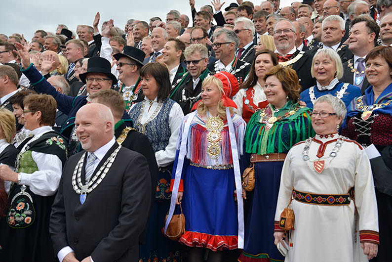 Ordførere på slottstrappen i forbindelse med feiringen av grunnlovsjubileet 15. mai 2014